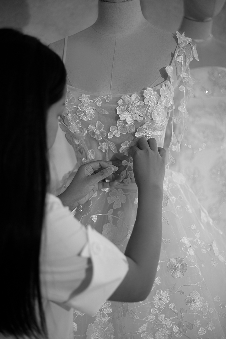 Making wedding dress by Arica Coute - Designer LeQuyen